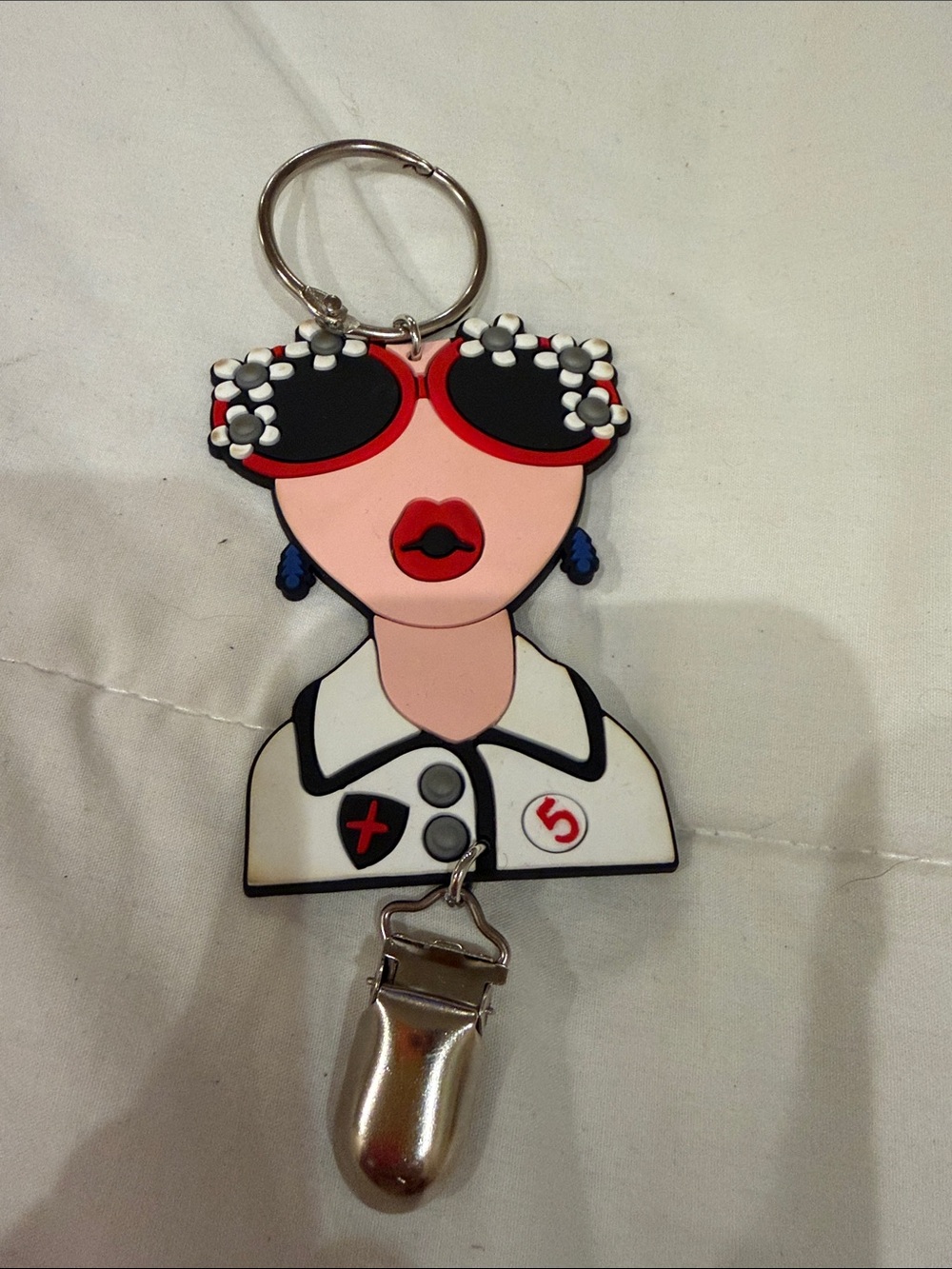 Chic Lady Sunglasses Hat Clip for Tote Bag – Travel Sun Hat Holder Keychain - Picture 4 of 6